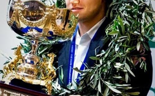 Holding the 2013 World Championship trophy